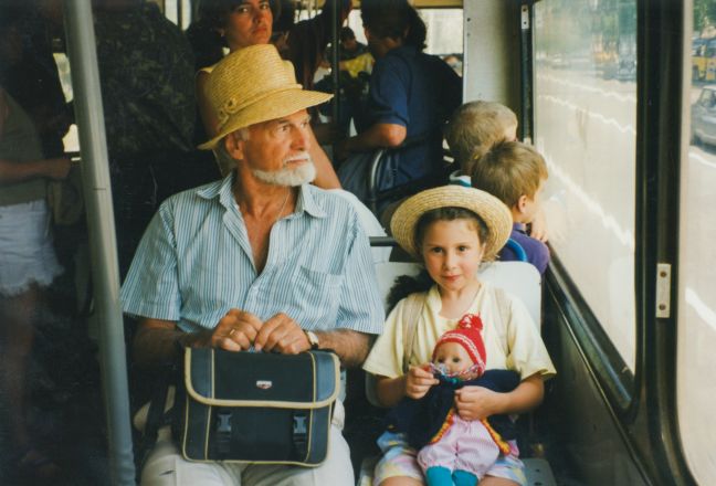Vater und Alexandra sitzen im Bus