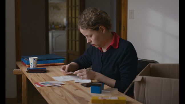 Angelica sitzt am Tisch mit vielen Notizen