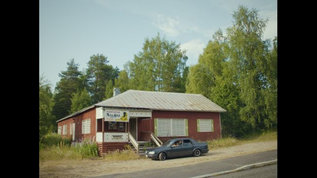 Das Auto mit den fünf Teenagern steht vor einer Bar