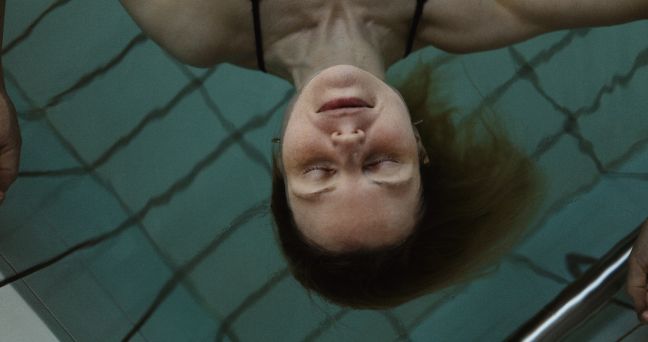 Frau lässt sich im Wasser treiben