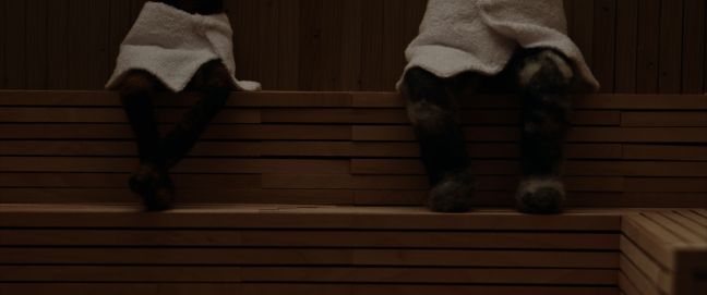 Zwei Figuren in der Sauna