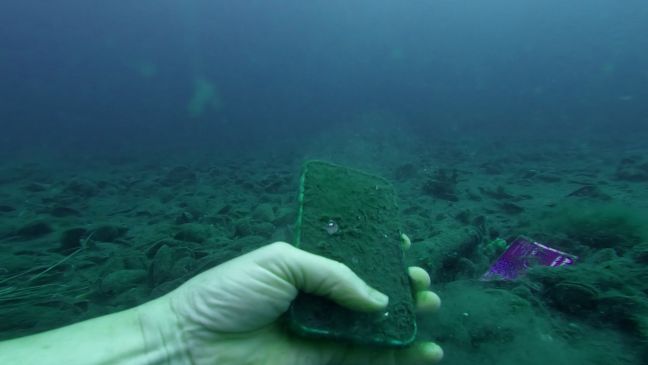 Hand mit Smartphone unterwasser