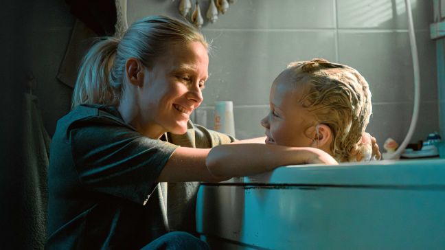 Inka mit ihrer Tochter, die in der Badewanne ist