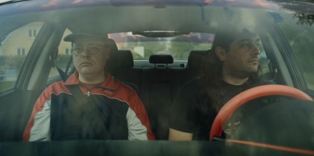 Martin und Casper im Auto schauen aus dem Fenster