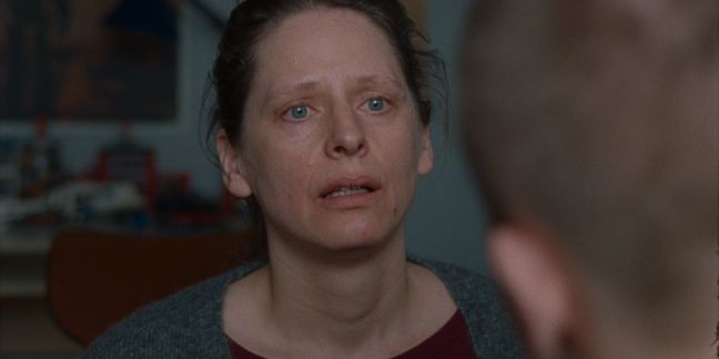 Emils Mutter mit Tränen in den Augen
