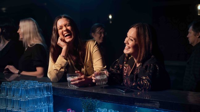 Roosa und Paula lachend in einer Bar
