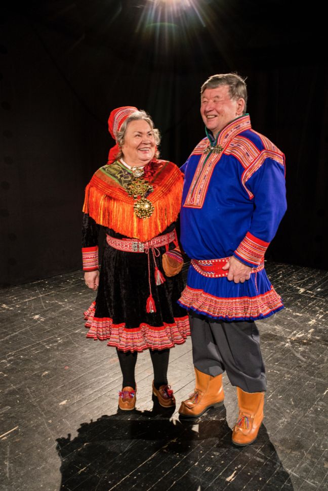 Zwei ältere Sámi, in Gákti, stehen nebeneinander und lachen