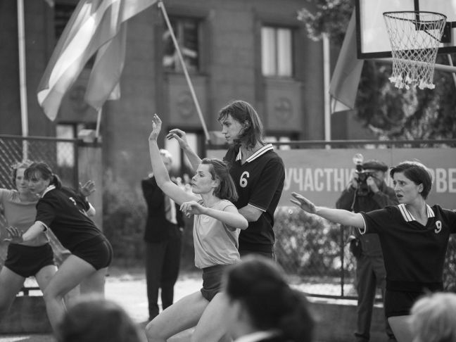 Ulya und ihre Mannschaft bei einem Basketballspiel