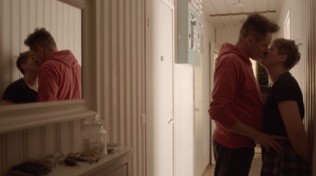 Petri und Anu küssen sich im Haus