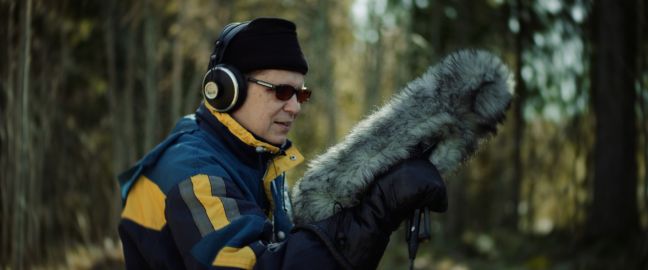 Lauri hält ein  großes Mikrofon