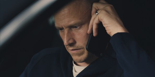 Silas telefoniert im Auto