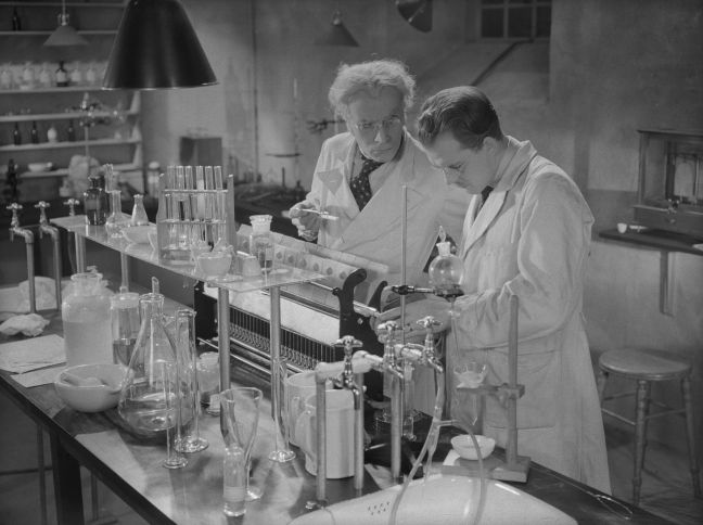 Prof. Rolf Swedenhielm und Rolf Swedenhielm jr. im Labor