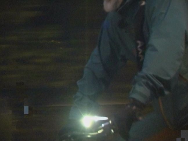 Close-Up eines Fahrradfahrers mit Licht bei Nacht