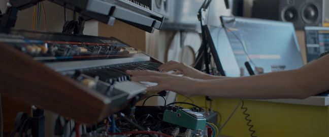 ein Tonstudio, jemand spielt die Keys