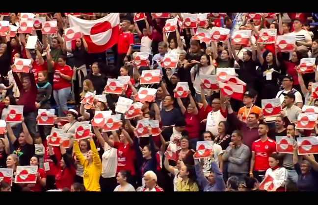 Viele Menschen halten die grönländische Flagge