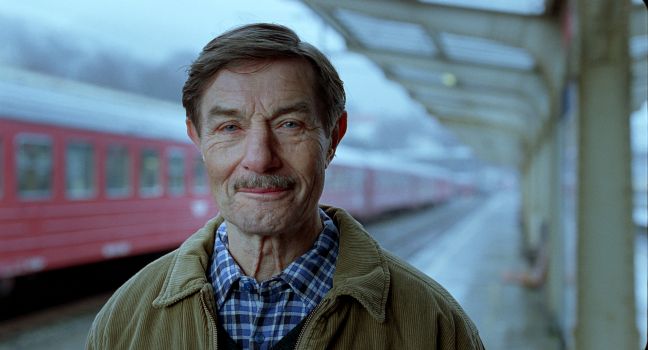 Portrait Odd Horten, im Hintergrund die Eisenbahn