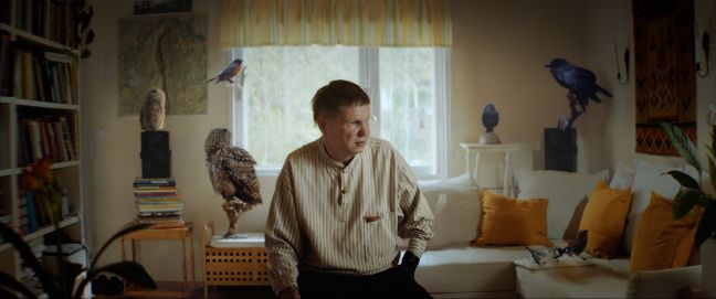 Lauri sitzt in seiner Wohnung