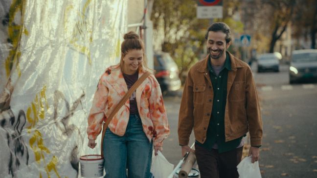 Emma und Niko gehen auf der Straße