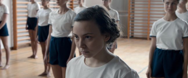 NahaufnahmeElle-Marja. Sie ist beim Sportunterricht mit andere Kommilitoninnen