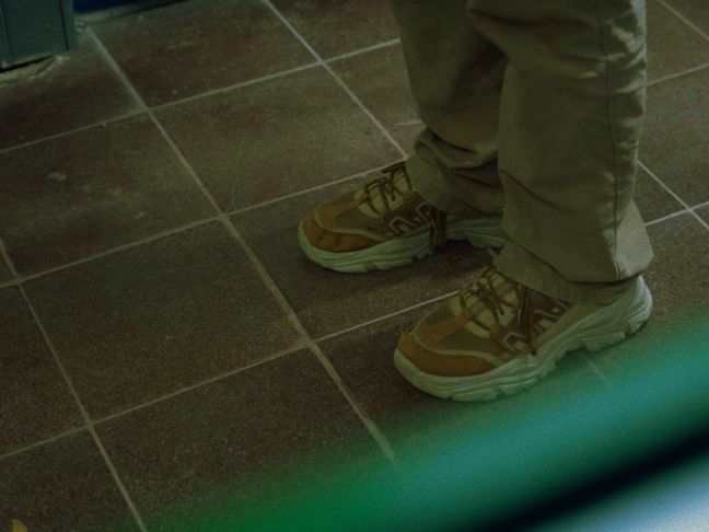 Trekkingschuhe und beige Hosen