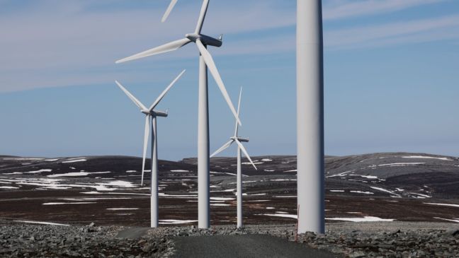 Windräder in einer kargen Landschaft mit vereinzelten Schneeflecken