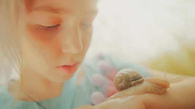 Kind mit Schnecke