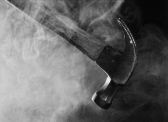 Ein Hammer im Nebel