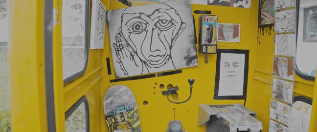 eine Telefonzelle mit Kunst
