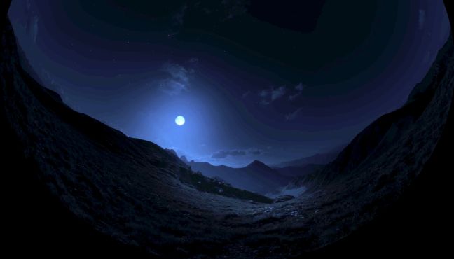 Vollmond über einer Gebirgslandschaft