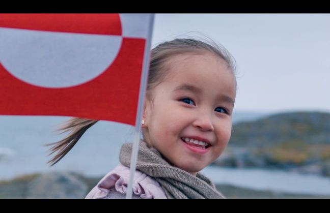 Mädchen mit grönländischer Flagge
