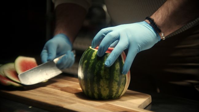 Wassermelone wird geschnitten