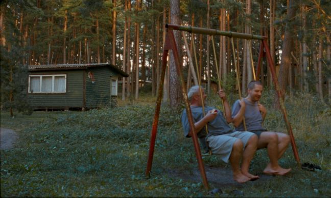 Danielius und Vismantės Vater schaukeln nebeneinander