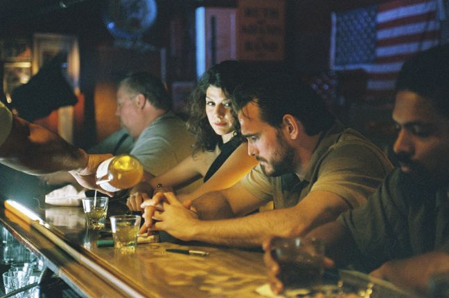 Hank und Jane sitzen an der Bar, sie schaut ihn an