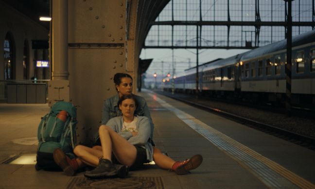 Laura&Alex-Backpackers on the platform