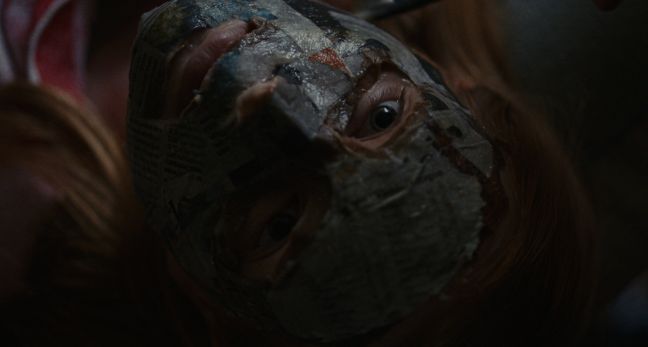 Nahaufnahme Chris mit Maske aus Pappmaché
