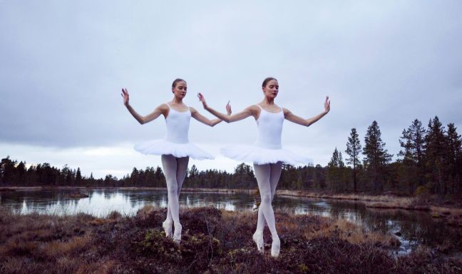 Zwei Ballerinas tanzen vor einem See