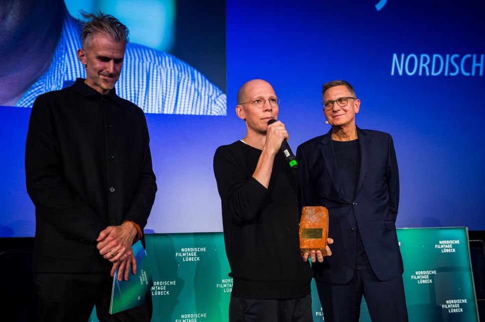 Carl Olsson (Regisseur "Vintersaga") nimmt stellvertretend den Ehrenpreis für Roy Andersson entgegen © Nordische Filmtage / Olaf Malzahn